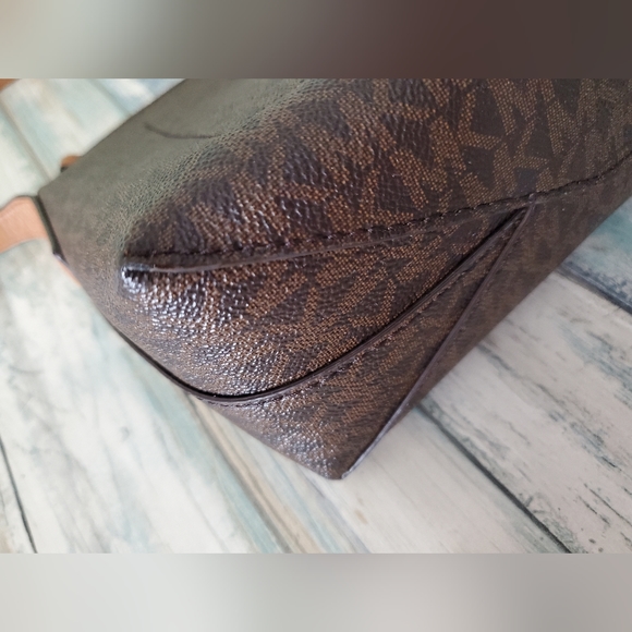 ***SOLD***MICHAEL KORS MK JET SET TRAVEL CROSSBODY LITE-WEIGHT BAG - Picture 8 of 11